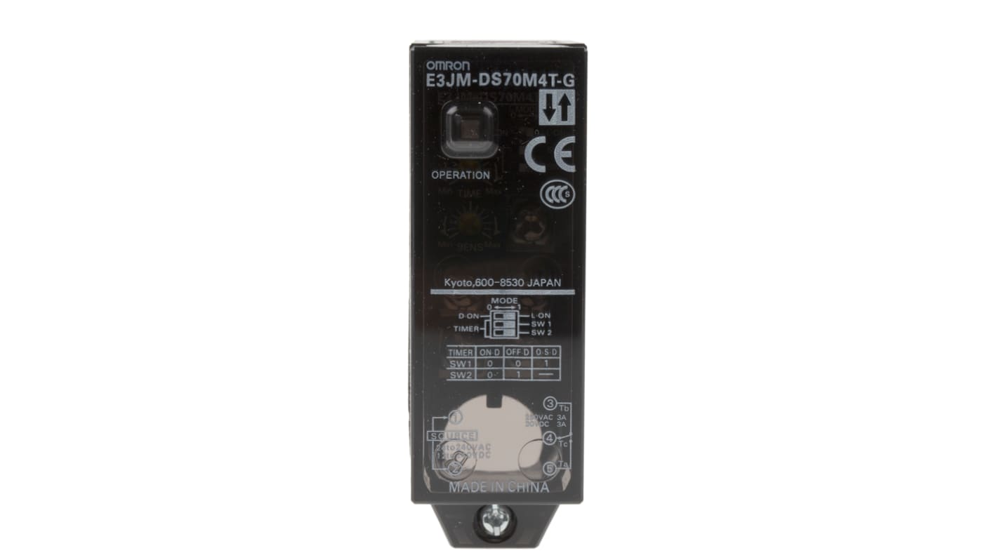 Sensore fotoelettrico rettangolare Omron E3JMDS70M4TG, rilevamento 700 mm, dimensioni 75x25x68 mm, grado di protezione IP66.