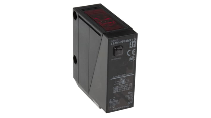 Sensore fotoelettrico rettangolare Omron E3JMDS70M4TG, rilevamento 700 mm, dimensioni 75x25x68 mm, grado di protezione IP66.
