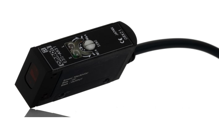 Omron E3SAR31, sensore fotoelettrico rettangolare a retroriflessione, rilevamento fino a 2 m, uscita PNP, IP67.
