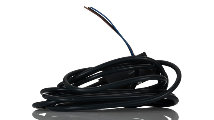 Omron E3SAR31, sensore fotoelettrico rettangolare a retroriflessione, rilevamento fino a 2 m, uscita PNP, IP67.
