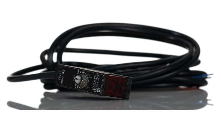 Omron E3SAD32, sensore fotoelettrico rettangolare a diffusione, rilevamento 700 mm, grado di protezione IP67.