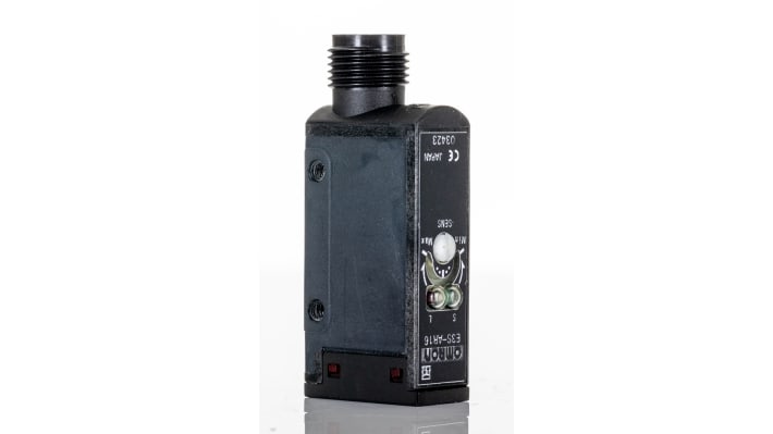 Sensore fotoelettrico rettangolare a retroriflessione Omron E3SAR16, rilevamento 100 mm-2 m, uscita NPN, IP67, connettore M12.