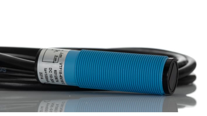 Sensore fotoelettrico cilindrico Sick VTF18-4N1612, rilevamento 3-100 mm, uscita NPN, IP67, temperatura -25°C/+70°C.
