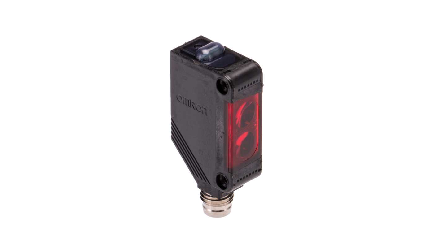 Omron E3Z-R86H, sensore fotoelettrico a retroriflessione con rilevamento fino a 4000 mm, uscita PNP e grado di protezione IP67/IP69K.