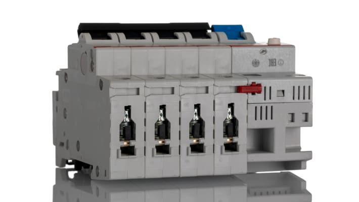 Interruttore automatico ABB 2CSR254001R1324, 4 poli, 32A, 400V, montaggio su guida DIN, dimensioni 69 x 105 x 93 mm.