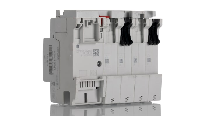 Interruttore automatico ABB 2CSR254001R1324, 4 poli, 32A, 400V, montaggio su guida DIN, dimensioni 69 x 105 x 93 mm.