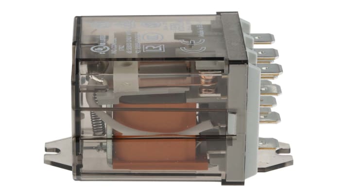 Finder 62.83.8.230.0000, relè di potenza 3PDT, bobina 230V, corrente 16A, dimensioni 68mm x 38.2mm x 35.8mm.