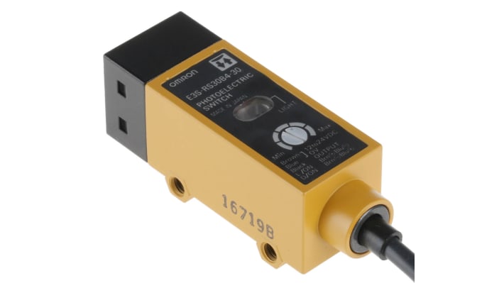 Sensore fotoelettrico Omron E3SRS30B430 a retroriflessione, rilevamento fino a 300 mm, custodia in zinco, IP67.