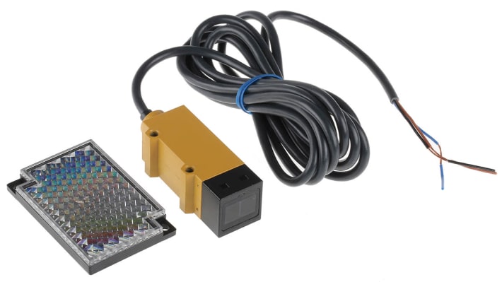 Sensore fotoelettrico Omron E3SRS30B430 a retroriflessione, rilevamento fino a 300 mm, custodia in zinco, IP67.