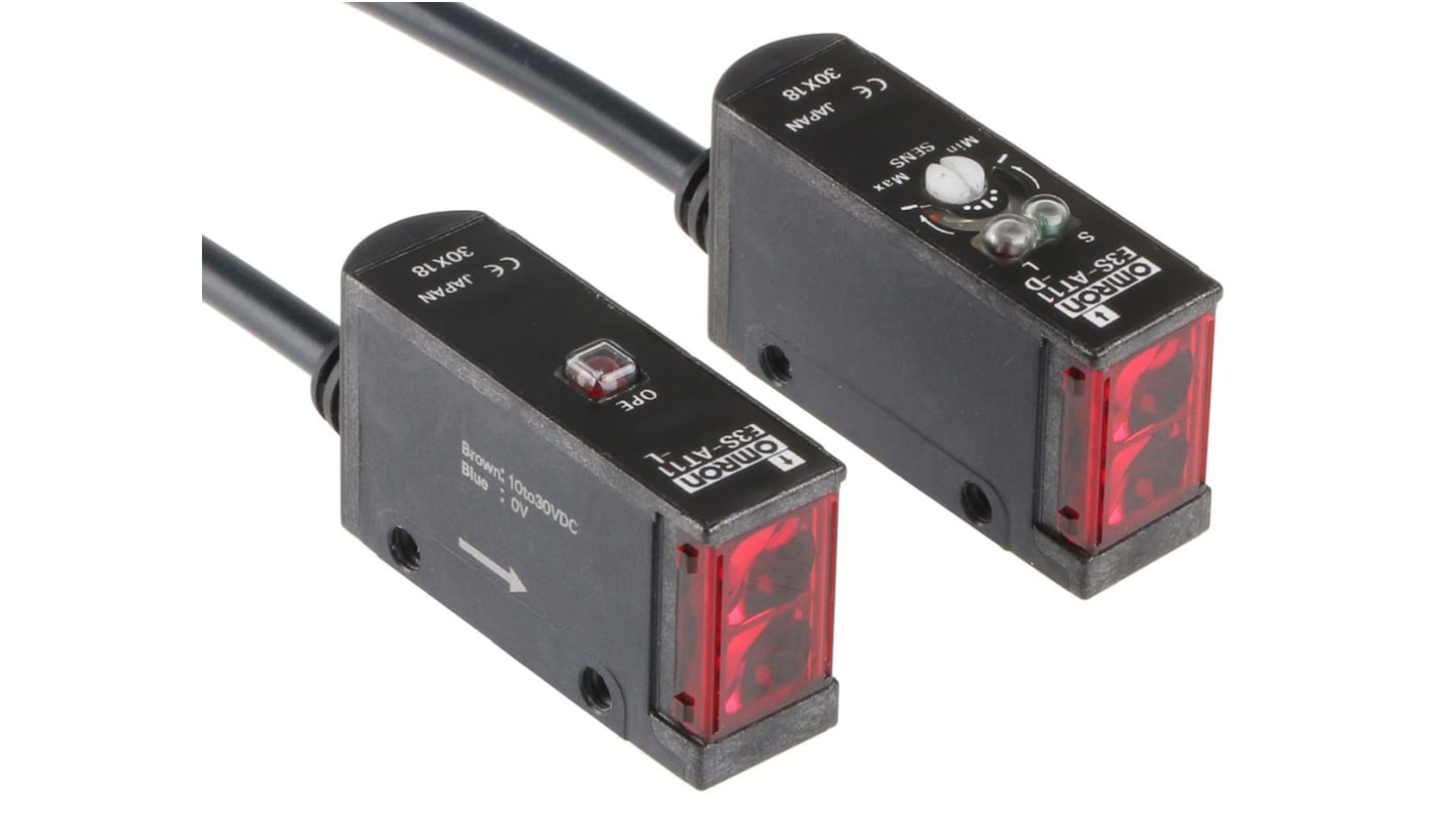 Sensore fotoelettrico rettangolare Omron E3SAT11, rilevamento fino a 7 m, uscita NPN, grado di protezione IP67, montaggio incluso.