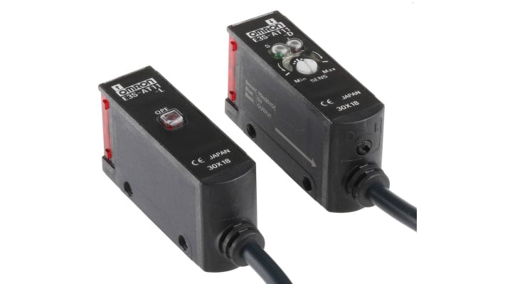 Sensore fotoelettrico rettangolare Omron E3SAT11, rilevamento fino a 7 m, uscita NPN, grado di protezione IP67, montaggio incluso.