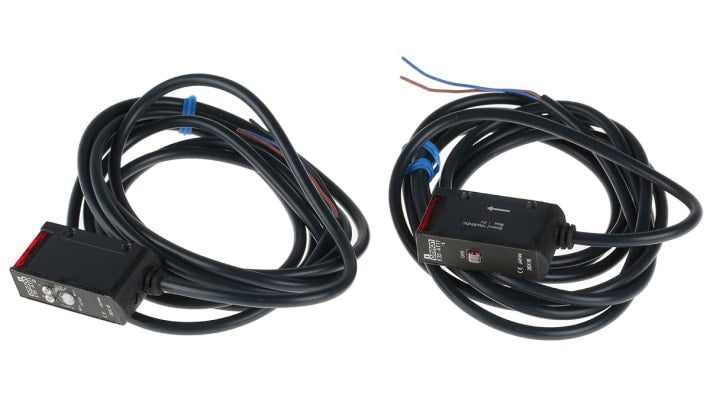 Sensore fotoelettrico rettangolare Omron E3SAT11, rilevamento fino a 7 m, uscita NPN, grado di protezione IP67, montaggio incluso.