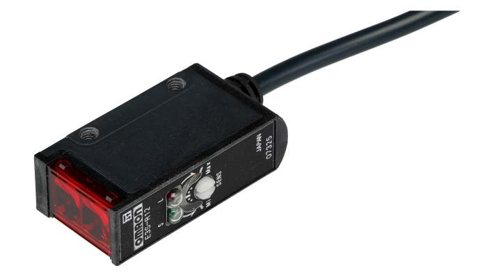 Sensore fotoelettrico rettangolare Omron E3SR12, rilevamento 100-300 mm, uscita NPN, IP67, cavo 2 m incluso.