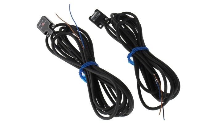 Omron E3T-FT13, sensore fotoelettrico rettangolare a fascio diretto, rilevamento 500 mm, uscita PNP, grado di protezione IP67.