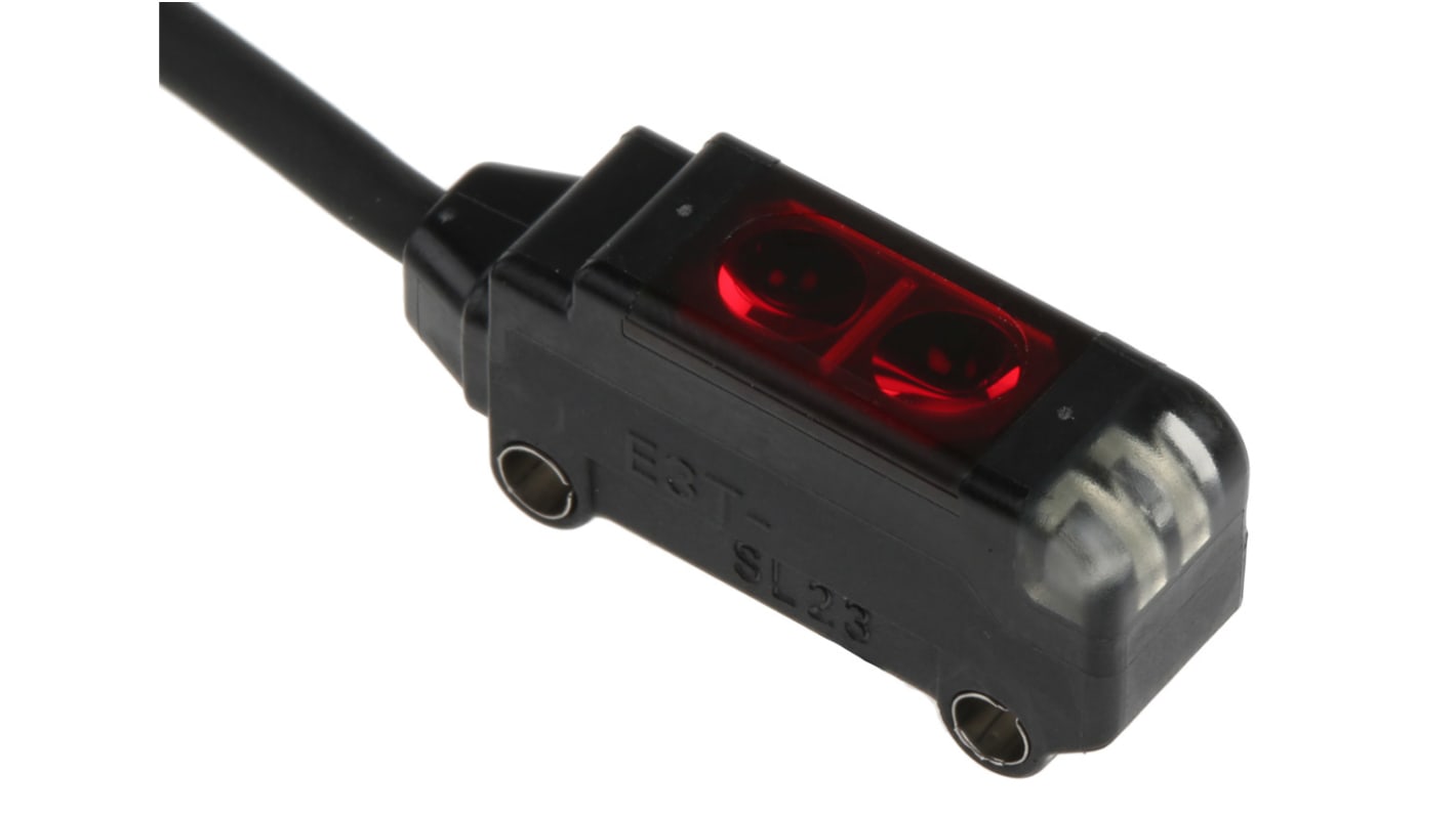Sensore fotoelettrico Omron E3T-SL23 2M a retroriflessione, rilevamento 5-30 mm, uscita PNP, cavo 2 m, IP67.