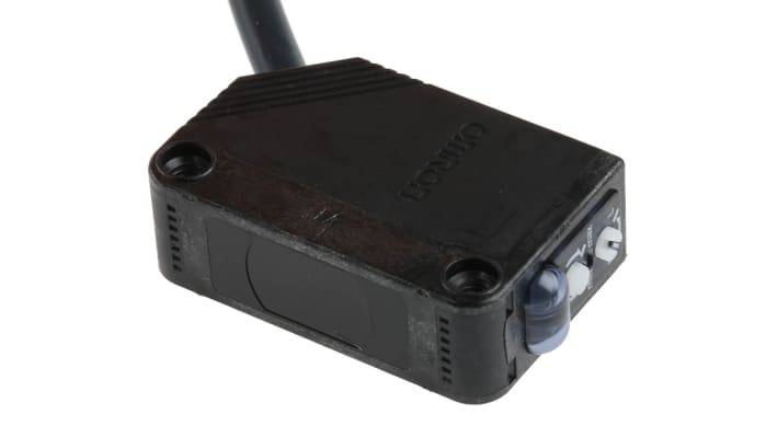 Sensore fotoelettrico Omron E3ZT812M, rilevamento fino a 15 m, uscita PNP, grado di protezione IP67, temperatura operativa -25/+55 °C.