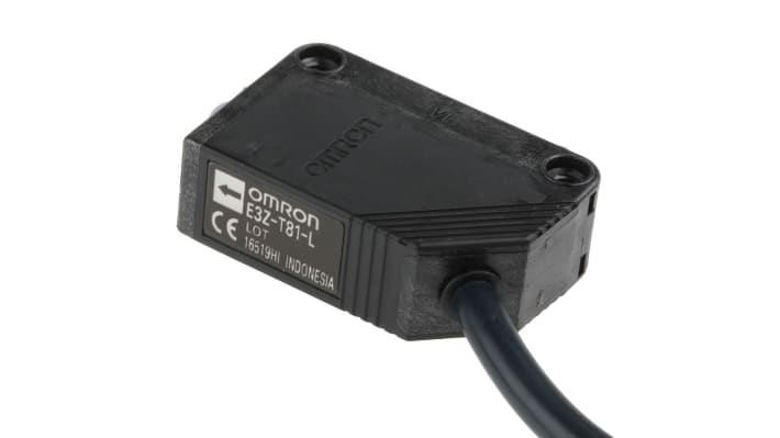 Sensore fotoelettrico Omron E3ZT812M, rilevamento fino a 15 m, uscita PNP, grado di protezione IP67, temperatura operativa -25/+55 °C.