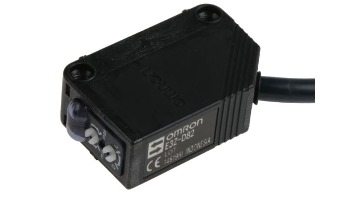 Omron E3ZD822MOMS, sensore fotoelettrico rettangolare a scansione diffusa, rilevamento fino a 1 m, uscita PNP, grado di protezione IP67.