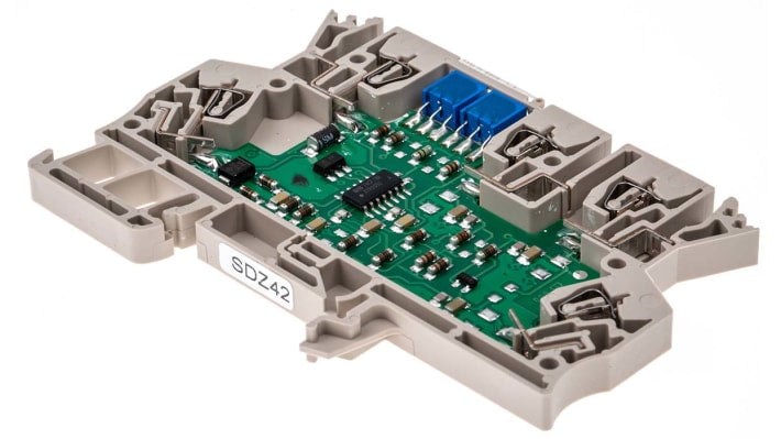 Condizionatore di segnale Weidmüller ACT20X, trasduttore PT100, montaggio su guida DIN, uscita 4-20mA, larghezza 6mm.