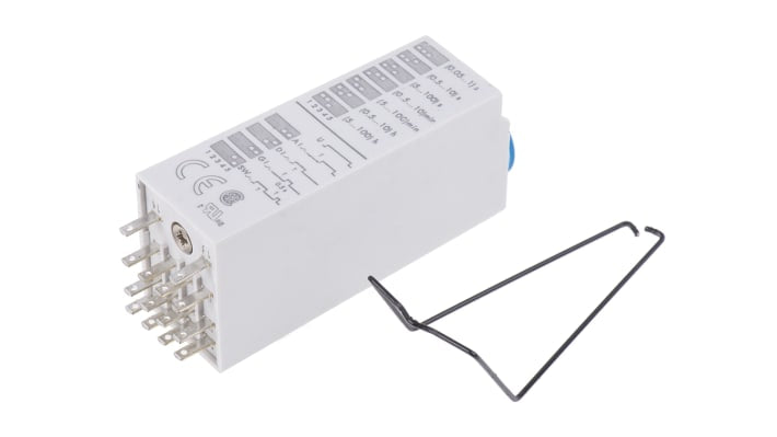 Finder, relè timer multifunzione 4 poli 4PDT, intervallo 0,05s-100h, montaggio a innesto, dimensioni 20,6x27,7x59,5 mm.