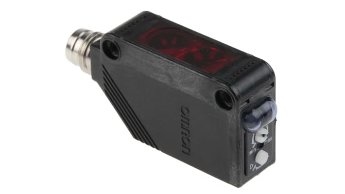 Omron E3ZB86, sensore fotoelettrico rettangolare a retroriflessione, rilevamento 100-500 mm, IP67, montaggio a flangia.