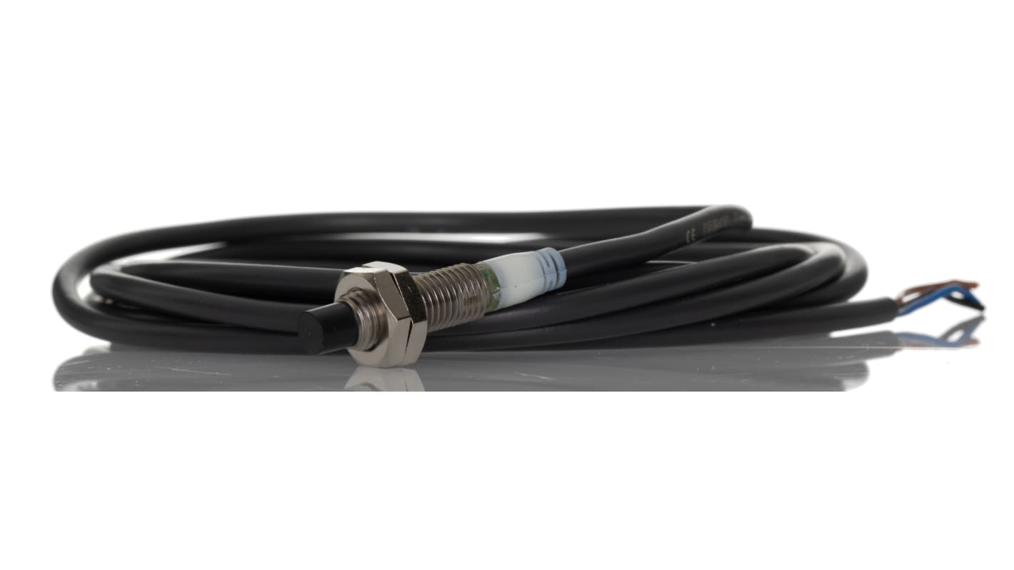 Sensore di prossimità cilindrico PNP Omron E2AS08KN04WPB12M, tecnologia induttiva, rilevamento 4 mm, corpo in acciaio inox, IP67.