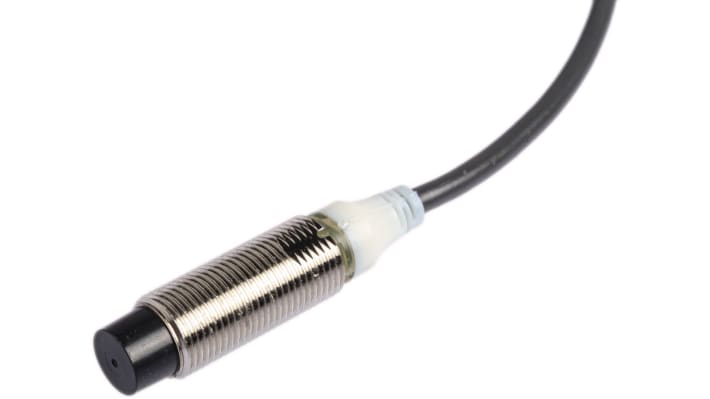 Omron E2AM12KN08WPC12M, sensore di prossimità cilindrico NPN M12, rilevamento 8 mm, alimentazione 12-24 V c.c., IP67, lunghezza 50 mm.