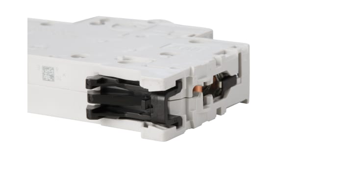 Interruttore magnetotermico ABB S201M-C6, unipolare, 6 A, tipo C, montaggio su guida DIN, dimensioni 17.5 mm x 88 mm x 76 mm.