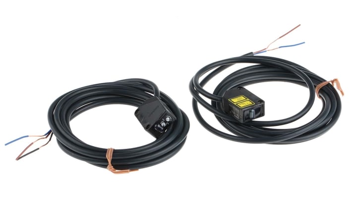 Sensore fotoelettrico Omron E3Z-LT81 2M, rettangolare, rilevamento fino a 60 m, uscita PNP, grado di protezione IP67.