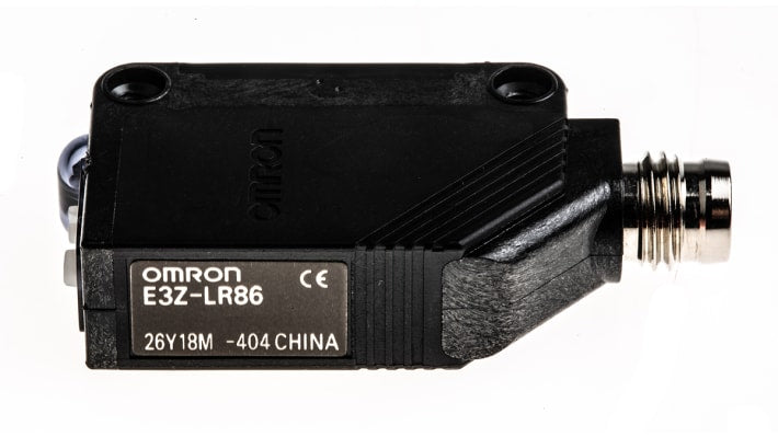 Sensore fotoelettrico Omron E3ZLR86 a retroriflessione, rilevamento 200 mm-7 m, uscita PNP, grado di protezione IP67.