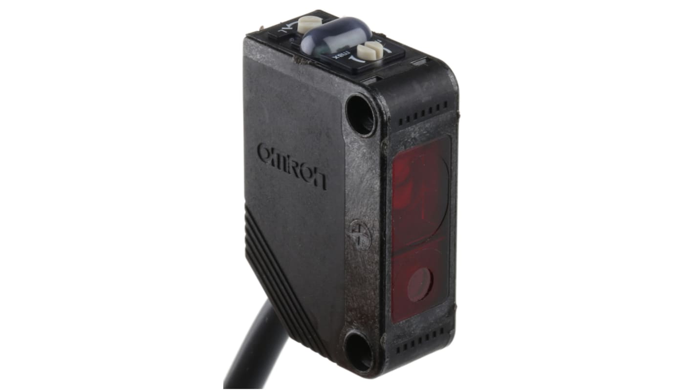 Sensore di distanza rettangolare Omron E3ZLL812M, rilevamento 20-300 mm, uscita PNP, grado di protezione IP67.