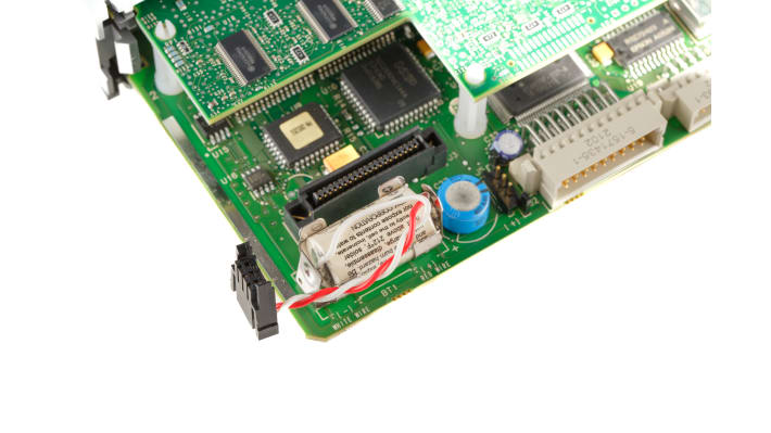 Allen Bradley 1747-L552, CPU PLC SLC 500, 5-24 V, interfaccia Ethernet, montaggio a pannello, dimensioni 145 x 35 x 142 mm.