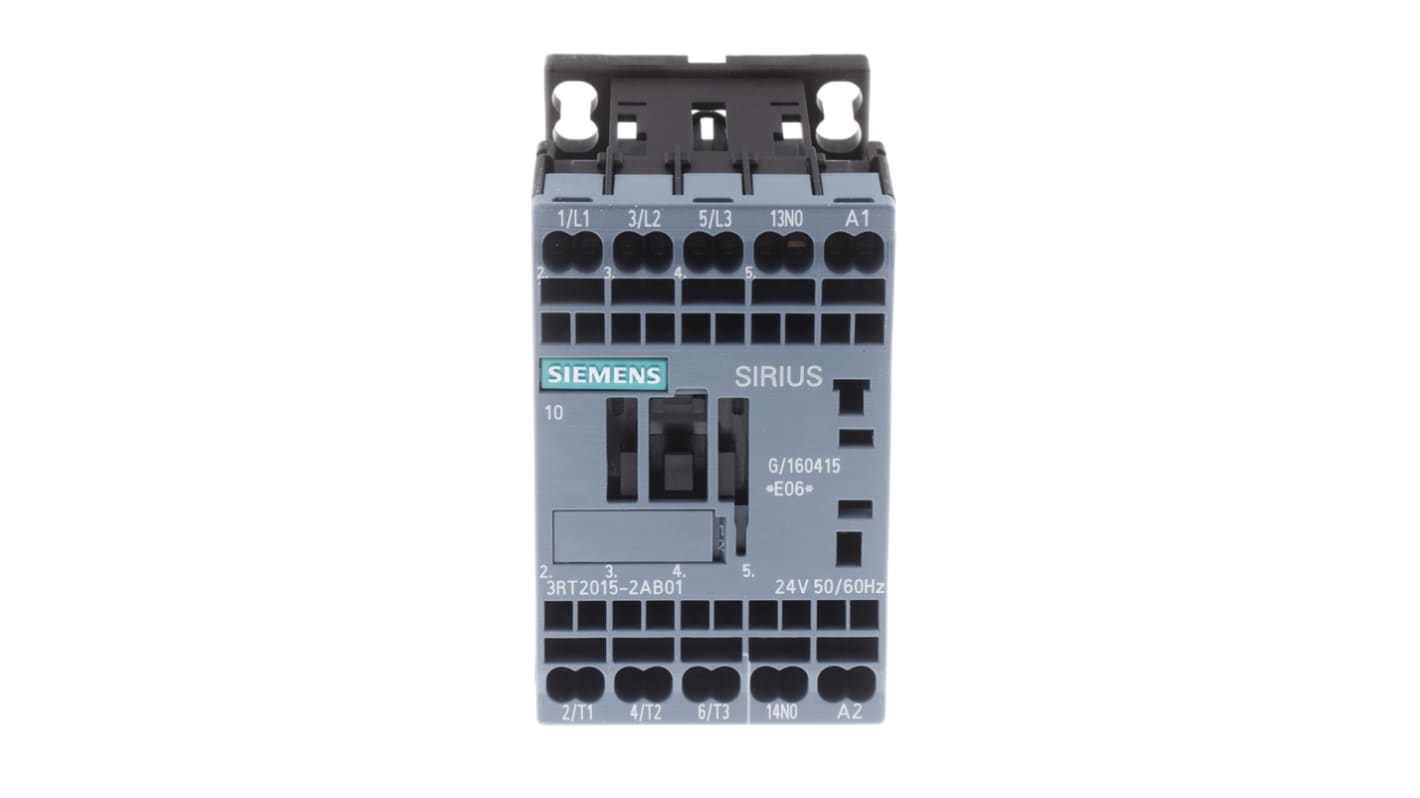Contattore Siemens 3RT2015-2AB01, 3 poli, 7 A, 24 V c.a., dimensioni 45x70x73 mm, montaggio a morsetto a gabbia.