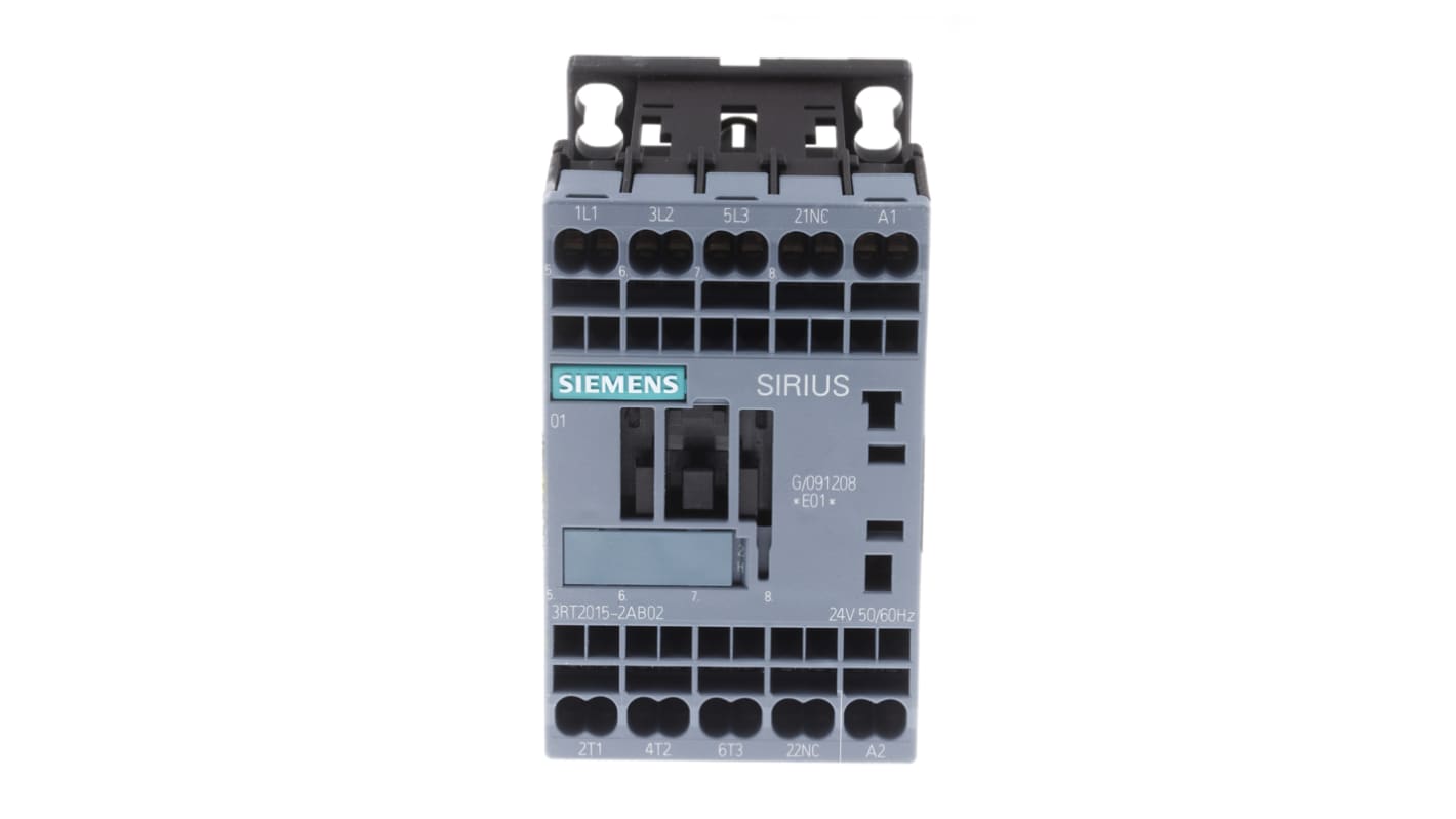 Contattore Siemens 3RT2015-2AB02, 3 poli, 7 A, 24 V c.a., dimensioni 45x70x73 mm, montaggio a morsetto a gabbia.