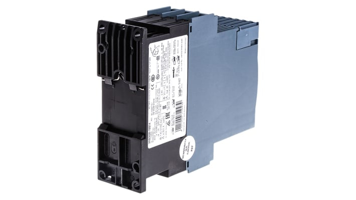 Avviatore soft-start Siemens 3RW3026-1BB14, 11 kW, 25 A, montaggio a vite, dimensioni 151x45x125 mm, IP20, con display LED.