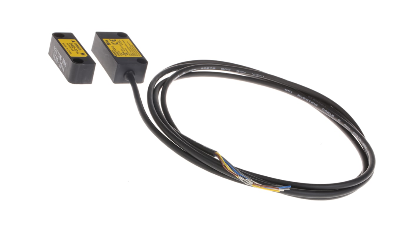 Interruttore di sicurezza senza contatto Omron D40Z1C2, tensione 24V cc, protezione IP67, montaggio bilaterale, dimensioni 42x16x48 mm.