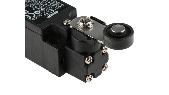 Interruttore di interblocco Omron D4N-4122, leva a rullo, 1NC/1NO, grado di protezione IP67, dimensioni 64x45x31 mm.