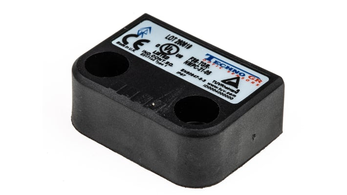 Interruttore di sicurezza senza contatto Omron F3S-TGR-NMPC-21-05, 24V cc, IP67, dimensioni 36x26x13 mm, attuatore incluso.