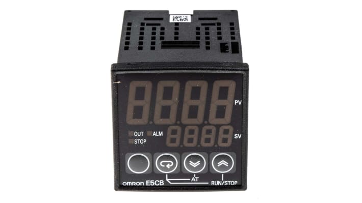 Termoregolatore PID Omron E5CB-Q1TCD, 24 V, montaggio a pannello 48x48 mm, con uscita SSR e display LED. Grado di protezione IP66.