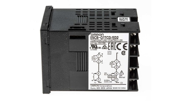 Termoregolatore PID Omron E5CB-Q1TCD, 24 V, montaggio a pannello 48x48 mm, con uscita SSR e display LED. Grado di protezione IP66.