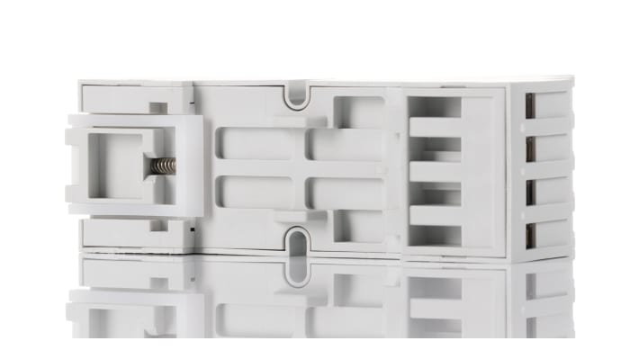 Zoccolo CR-M ABB 1SVR405651R3100, quattro poli, montaggio su circuito stampato, dimensioni 61 x 27 x 82 mm.