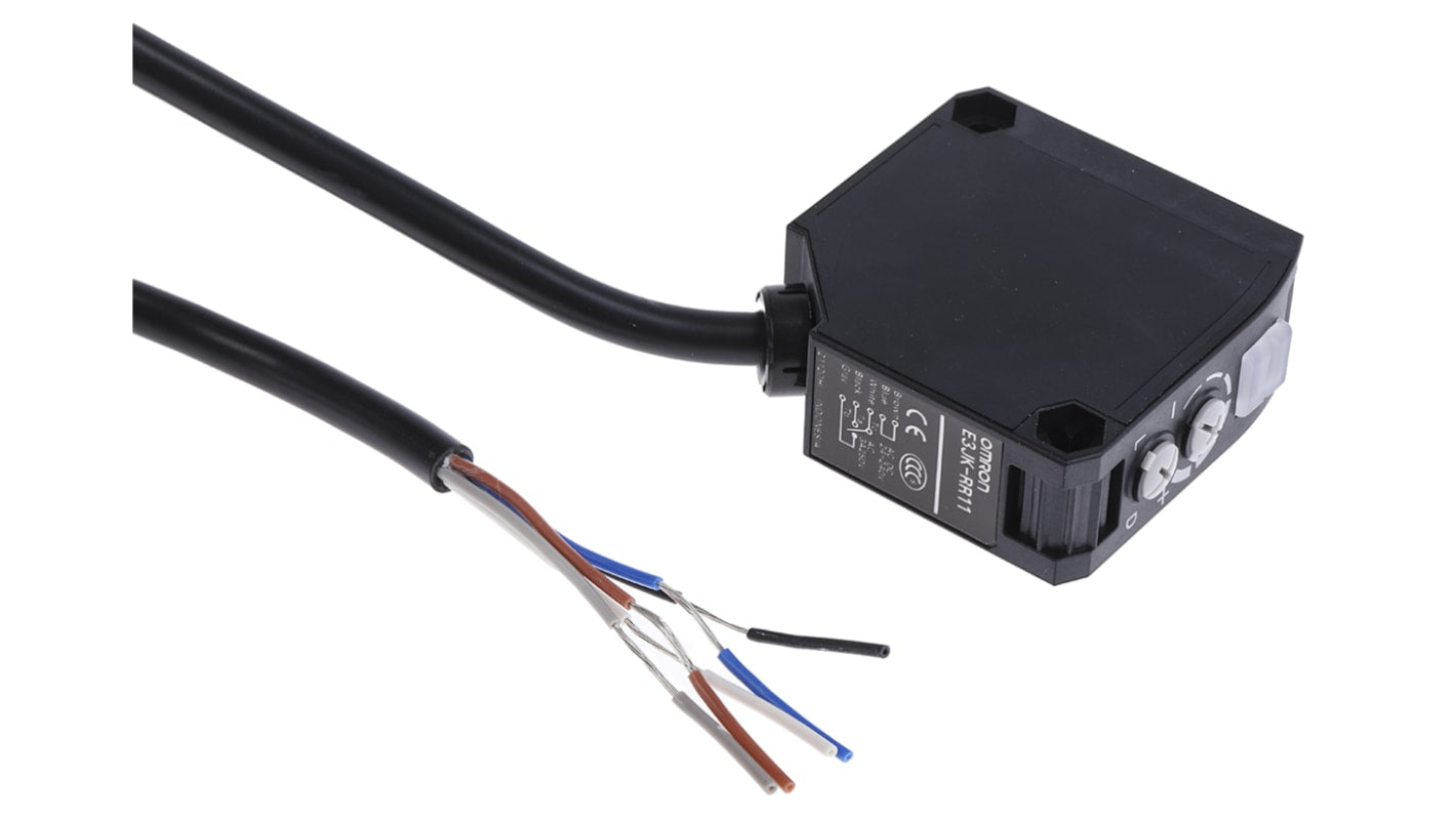 Sensore fotoelettrico rettangolare Omron E3JK-RR11 2M, rilevamento fino a 7 m, uscita a relè, grado di protezione IP64.