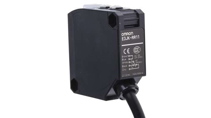 Sensore fotoelettrico rettangolare Omron E3JK-RR11 2M, rilevamento fino a 7 m, uscita a relè, grado di protezione IP64.