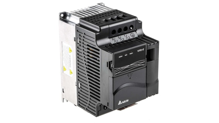 Inverter trifase Delta Electronics VFD037E43A, 3,7 kW, 460 V, design compatto, comunicazione RS485 ModBus, dimensioni 174x100x152 mm.