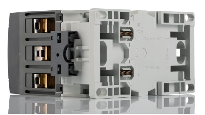 Contattore ABB 1SBL407001R1100 AF96-30-00-11, 3 poli, 130 A, 45 kW, 24 V, dimensioni 70 x 125,5 x 116 mm.