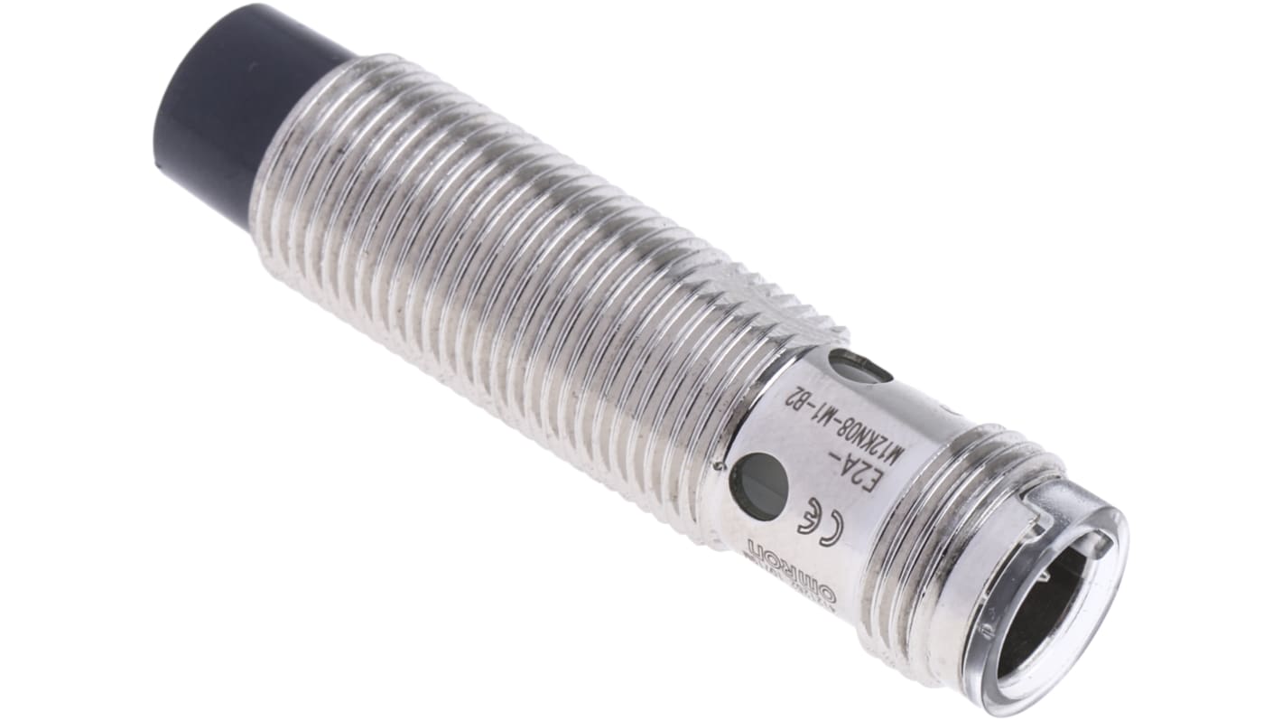 Sensore di prossimità cilindrico PNP Omron E2A-M12KN08-M1-B2, con gamma di rilevamento 8 mm e grado di protezione IP67.