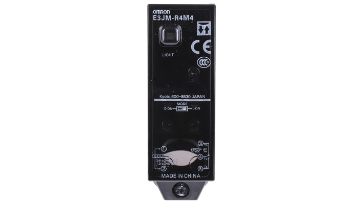 Sensore fotoelettrico rettangolare Omron E3JM-R4M4-US, rilevamento fino a 4 m, uscita relè, IP66, montaggio incluso.