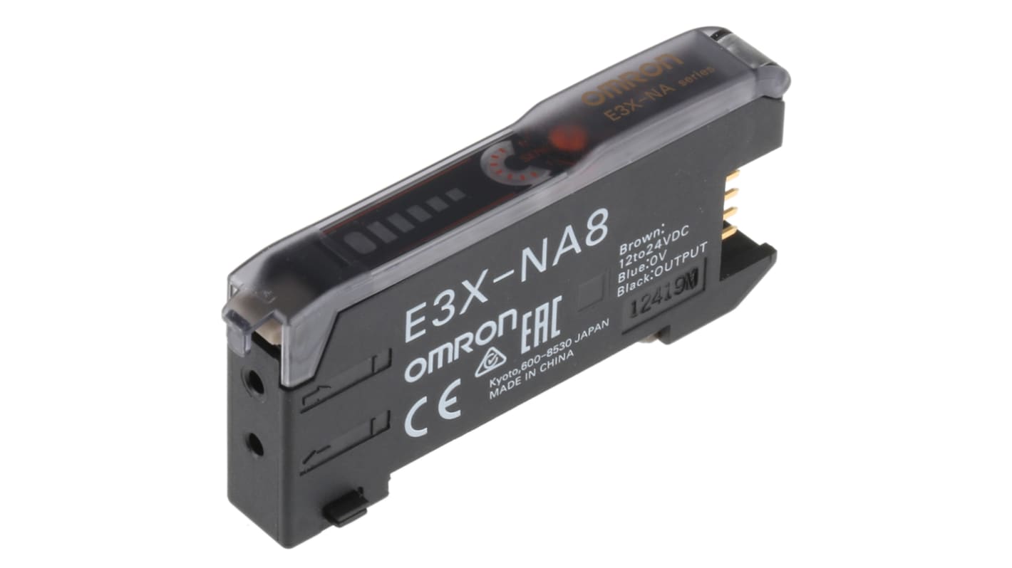 Sensore per fibre ottiche PNP Omron E3XNA8OMS, alimentazione 12-24 V c.c., distanza di rilevamento 150 mm, dimensioni 10 x 67,3 x 31,6 mm.