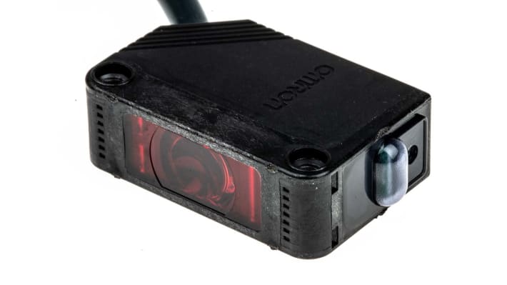 Omron E3Z-T81A 2M, sensore fotoelettrico rettangolare a fascio diretto, rilevamento fino a 10 m, uscita PNP, IP67.