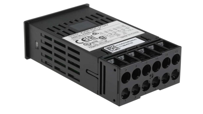 Misuratore digitale multifunzione Omron K3GN-PDC 24 VDC, display LCD 5 cifre, dimensioni 24x48 mm, grado di protezione IP66.